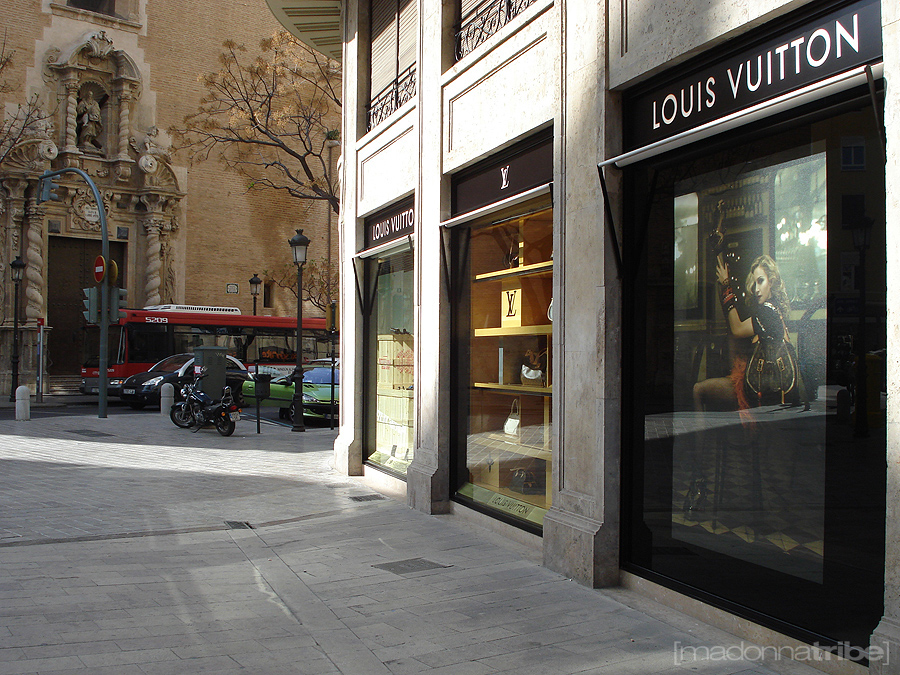 smag tragedie hulkende On the Louis Vuitton windows in Valencia - MadonnaTribe Decade